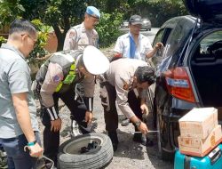 Di Tengah Padatnya Momen Hari Ketiga Lebaran, Sigap! Personel Pospam Terbanggi Besar Bantu Pemudik Pecah Ban