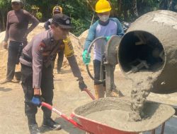 Bhabinkamtibmas Polsek Punggur Tunjukkan Kepedulian, Turun Langsung Dorong Angkong Bersama Warga Bangun Jalan Kampung