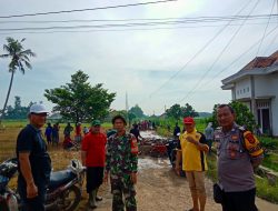 Respons Cepat Kapolsek Seputih Banyak, Keluhan Jalan Rusak Langsung Ditindaklanjuti Lewat Gotong Royong Warga