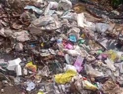 Sampah Menggunung di Belakang Rumdis Ketua DPRD Lampung Utara, Warga Pertanyakan Kinerja DLH dan Aparat Kelurahan