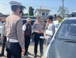 Turun ke Jalan, Satlantas Polres Lampung Tengah Sosialisasikan Program Keringanan Pajak Kendaraan di Simpang Tugu Pepadun