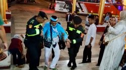 Polres Lampung Tengah Kembali Amankan Pemulangan Jamaah Haji Kloter 9, Anggota Bantu Jamaah Lansia Dengan Humanis