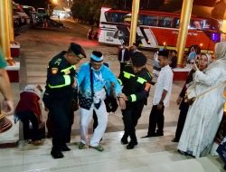 Polres Lampung Tengah Kembali Amankan Pemulangan Jamaah Haji Kloter 9, Anggota Bantu Jamaah Lansia Dengan Humanis