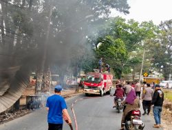 Sigap! Polisi, Damkar dan BPBD Bergerak Cepat Padamkan Kebakaran Warung Kuliner di Prosida Bandar Jaya