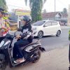 Polisi di Lampung Tengah Bagikan Ratusan Bendera Merah Putih Kepada Masyarakat Pengguna Jalan