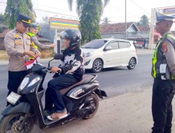 Polisi di Lampung Tengah Bagikan Ratusan Bendera Merah Putih Kepada Masyarakat Pengguna Jalan