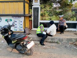 Tak Sekadar Atur Lalu Lintas, Polisi di Lampung Tengah Sigap Bantu Pengendara Laka Tunggal