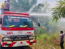 Respons Cepat Polsek Seputih Mataram Tindaklanjuti Kebakaran Lahan di Pinggir Jalan Lintas Pantai