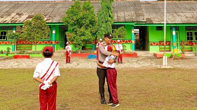 Pelukan Hangat Bhabinkamtibmas dan Siswa, Wujud Kedekatan Polri di SDN 5 Lempuyang Bandar